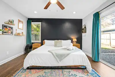 Image de Near Beltline Eav 'Quiet' Fenced Yard' Fire pit