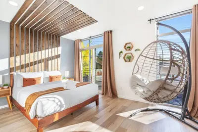 Image de Designer 4b3b w Theater & Rooftop close to CapHill