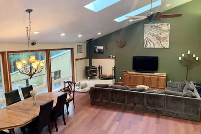Image de Large house Up in the Redwoods perfect for large families. Pet friendly.