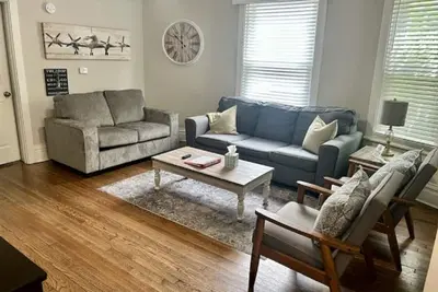 Image de Cozy W Front Porch Dt Libertyville near Naval Base