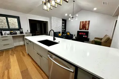 Image de 4br3ba~Priv Office~FastWifi~1 Story~Pet~15 min Dt