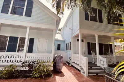 Image de New Monthly Listing! Seacret Paradise: Desirable Oasis in the Heart of Old Town
