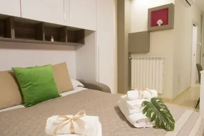 Image de Cozy room in urban center with indoor parking