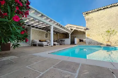 Image de Maison de campagne avec piscine, cuisine d'été. . .