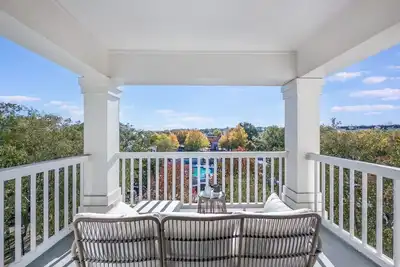 Image de Birkdale Lookout Elevator Shop-Eat-Work-Play