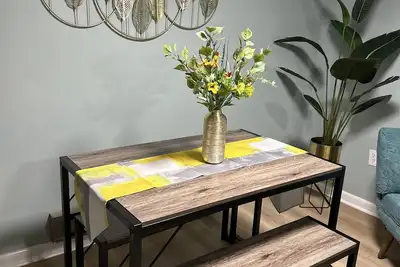 Image de Cozy and quiet basement apartment pet friendly!