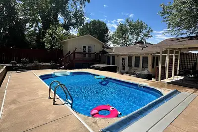 Image de Family Size Splash Zone - Playful Escape with Pool, Hot Tub, Game Room & King Beds