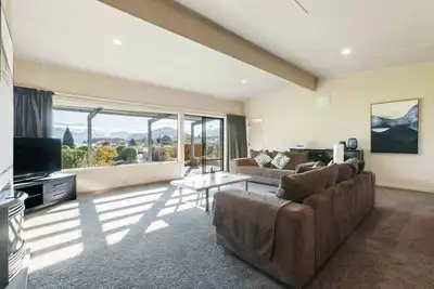 Image de Scenic Stay: Front-Row Lake & Mountain Views
