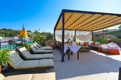 Image de Renovated 2-Bed Gem in Kassiopi's Vibrant Tourist Village, WiFi, Terrace