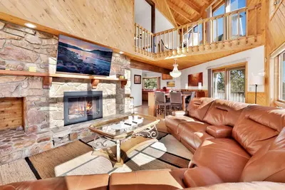 Image de The Octagon at Big Bear- Hot Tub + Pool Table