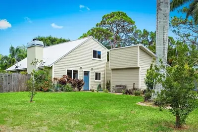 Image de Tranquil 3br Retreat: Private Pool, Large Yard, Near Beach & Downtown.
