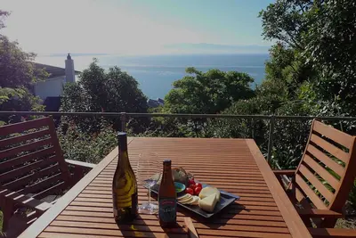 Sun-kissed, seaside sanctuary in Britannia Heights: relax with great views