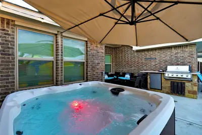 Image de Relaxing Retreat with Hot Tub. Poolside Fun in a Cozy Home. Holiday Decor