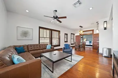 Image de Cozy Historic Loft, Steps from The Strand