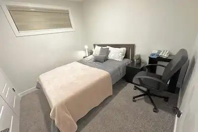Image de New, fresh, affordable, homey, 10 mins to the Edmonton Intl Airport.