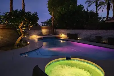 Image de 2 minutes to casino, large private pool w/ jacuzzi, tennis, gym, hiking trails