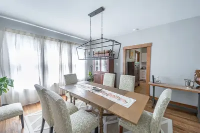 Image de Stylish craftsman, perfect for groups, steps away from Downtown!