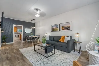 Image de Raptor Retreat | Room for 8 | Heart of Drumheller!