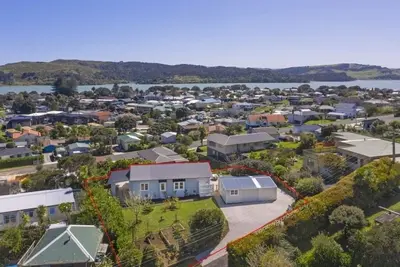 Image de Great views of Raglan bar, harbour and Raglan town, central location.