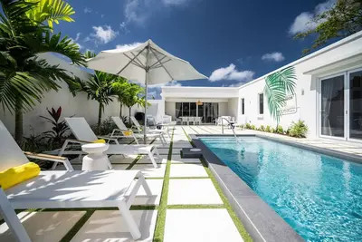 Image de 7 Minute walk to Beach \/Brand New Luxury Villa \/ Sleeps 10