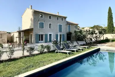 Image de Mas historique rénové avec studio privé, grand jardin et piscine 12x4.