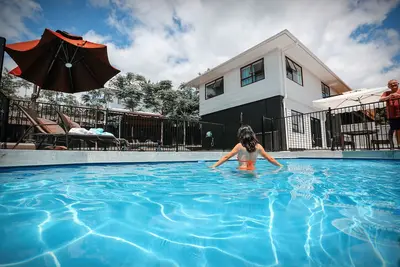 Image de Two Bedroom Unit with Pool View & Private Bathroom &Kitchen