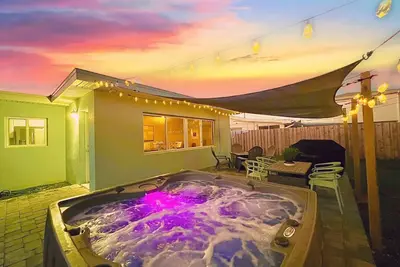 Image de Cozy & Stylish Beach House just 3 minute Walk to the Beach • Spa • KingBed!
