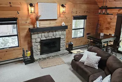 Image de Cozy 2 Bedroom In the Woods! Firepit! Peaceful place for romantic getaway!