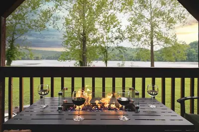 Image de Cozy Retreat, Private Hot Tub, Kayaks, & Fireplace
