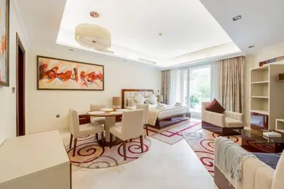 Image de Fully-equppied studio with private beach and pool