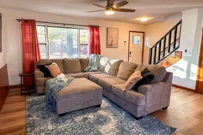 Image de Family Size Home, 5 Mins from Rose District, King Bed & Fire Pit, 2, 100 sq ft!