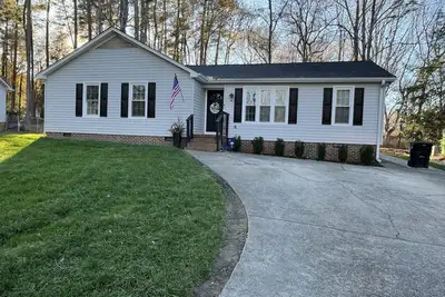 Image de 4 bedrooms, Simpsonville, family-friendly, great fenced back yard with fire pit
