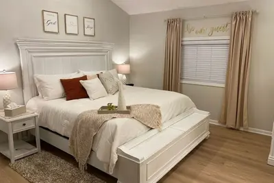 Image de The Landing Zone. \n Comfortable and cozy three bedroom with two car garage.