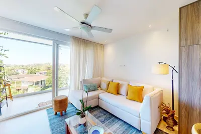 Image de 4th-floor condo with water view, on-site pool, private balcony, & W\/D