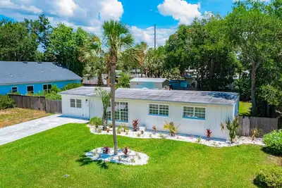 Image de Peaceful & sun-filled retreat with generous yard, patio, & firepit - near beach