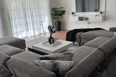 Image de \"Eagles Nest Villa\" All Ac\/Tv\/Fans, Luxury, Modern Home