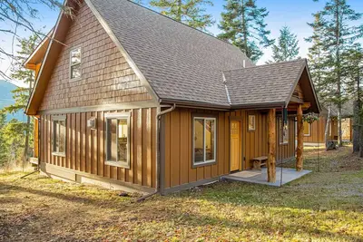 Elegant cabin with Swan Lake views, 2-story deck & fireplace, near Flathead Lake