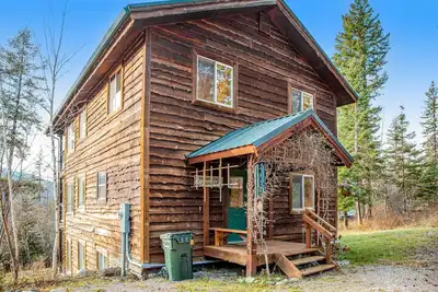 Classic cabin with gorgeous lake/mountain views, firepit & 2-story deck