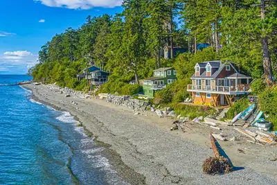 Image de Beachfront cottage with expansive deck, grill, elegant interior, games, & W\/D