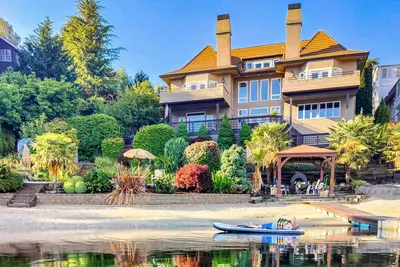 Image de Luxury lakefront home w\/ private beach, kayaks, hot tub, dock, fireplaces & gym