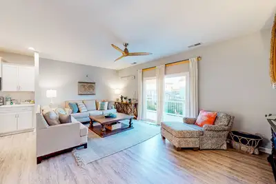 Image de Resort community townhome with on-site pool, gym, & day dock