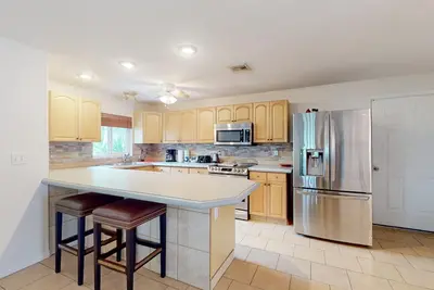 Image de Spacious property with separate living quarters, pool, & lanai - dog-friendly