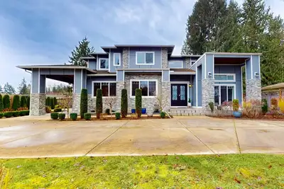 Image de Spacious & conveniently located home with swim spa & two kitchens