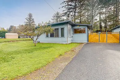 Image de Spacious coastal property with separate living quarters, wood stove, & grill