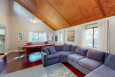Image de Cheerful retreat with resort amenities, beach access, fireplace, grill, & Ac