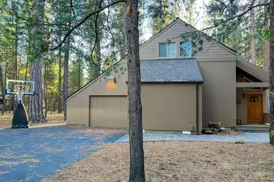 Image de Two-story retreat among the trees with a private hot tub plus pool & tennis