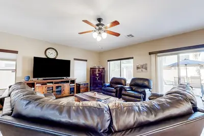Image de Home with private pool, spa, swim-up bar/grill, outdoor dining, firepit, & W/D