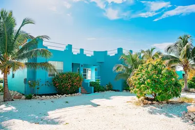 Image de Waterfront villa with outdoor pool, washer\/dryer, & central Ac