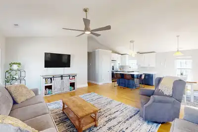 Image de Dog-friendly Surf City retreat with deck - steps to the beach and boat ramp
