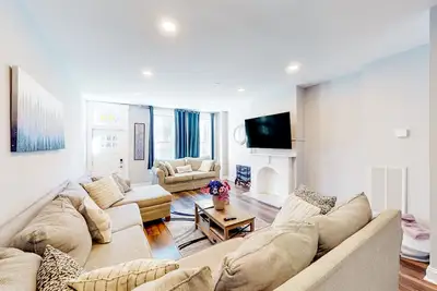 Image de Dog-friendly 2-story townhouse in great location with private patio & streaming